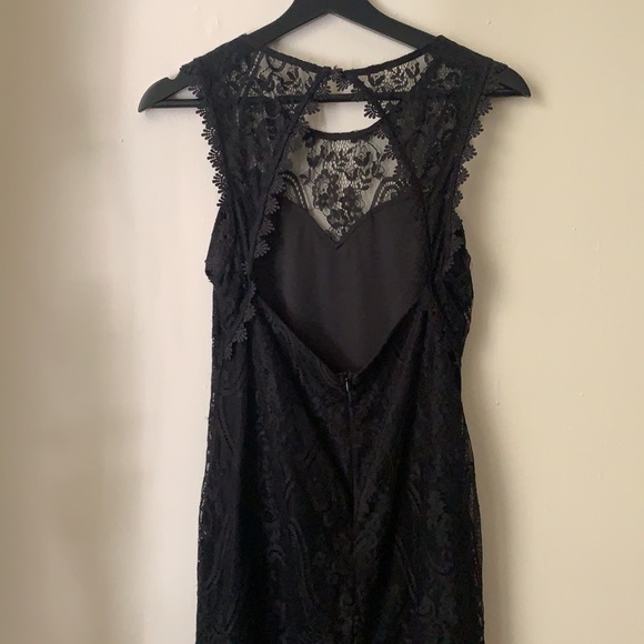 Black lace dress with open back - Picture 3 of 5